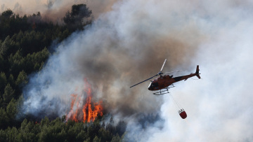 Στο έλεος δασικών πυρκαγιών η Νότια Γαλλία, δύο χιλιάδες πυροσβέστες παλεύουν με τις φλόγες, δείτε βίντεο
