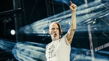 «Μάγεψε» ο Moby στη sold out συναυλία του στην Αθήνα, δείτε βίντεο και φωτογραφίες