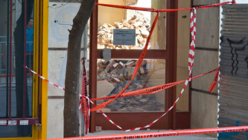 Αναζητείται λύση μέσω Airbnb για τους κατοίκους του κτιρίου που κατέρρευσε στα Πετράλωνα, έχει εκκενωθεί και η διπλανή πολυκατοικία