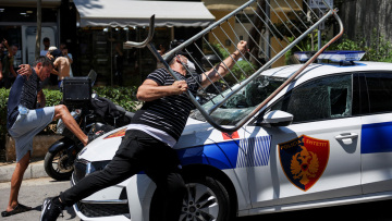 Άγρια επεισόδια στα Τίρανα με τραυματίες: Πέτρες, δακρυγόνα και συλλήψεις έξω από τη Βουλή, δείτε βίντεο και φωτογραφίες 