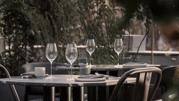 Humain: Για ντοματίνια με κατσικίσιο σορμπέ και wagyu με πουρέ άγριου καρότου στο Παγκράτι