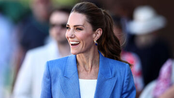 Η Kate Middleton επέστρεψε στο Wimbledon και μοίρασε εισιτήρια στους φιλάθλους που περίμεναν στην ουρά (βίντεο)