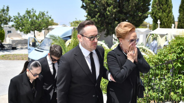 Συγκίνηση στο τελευταίο αντίο στον Βασίλη Λεβέντη, «δεν είμαι βιολογικό του παιδί, αλλά είχα την τύχη να τον αποκαλώ πατέρα» είπε ο γιος του