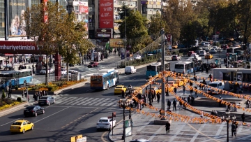 Σύνοδος ΝΑΤΟ: Η Άγκυρα βάζει τα καλά της με λουλούδια και γιγαντοαφίσες που κρύβουν φτωχές γειτονιές