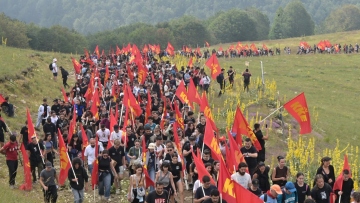 Δείτε βίντεο με μέλη της ΚΝΕ να βαδίζουν στο Βίτσι φωνάζοντας συνθήματα - Οι αιχμές Κουτσούμπα κατά Τσίπρα στην αντιιμπεριαλιστική κατασκήνωση