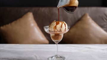 Γιατί οι Ιταλοί ρίχνουν καυτό espresso πάνω στο παγωτό; Η ιστορία του affogato