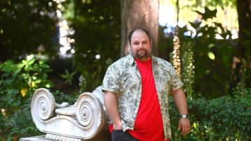 Αλέξανδρος Λιβιτσάνος: «Παίρνω ένα υλικό, το ξαναβλέπω από μέσα, το αποδομώ αν χρειαστεί και το ξαναχτίζω»
