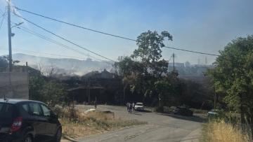 Συνεχίζει να καίει η φωτιά στο εργοστάσιο ανακύκλωσης στη Θεσσαλονίκη, κάνουν επιχωματώσεις για να σβήσουν τις ενεργές εστίες