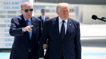Η υποδοχή Ερντογάν σε Τραμπ: Τον έπιασε αγκαζέ και περπάτησαν μαζί, τα τουρκικά του προέδρου των ΗΠΑ και η συζήτηση για το Air Force One