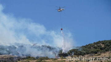 Φωτιά τώρα στη Σκάλα Ερεσού στη Λέσβο, σηκώθηκαν τέσσερα εναέρια
