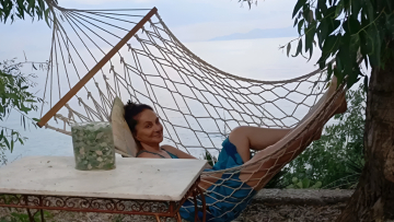 Η Φιλαρέτη Κομνηνού ευχήθηκε «καλό καλοκαίρι» ξαπλωμένη σε αιώρα