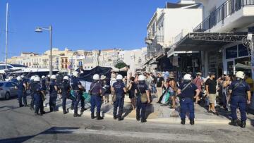 Συγκέντρωση διαμαρτυρίας και ισχυρή αστυνομική παρουσία για την άφιξη του Crown Iris στη Σύρο, αποβιβάστηκαν ανά ομάδες οι τουρίστες