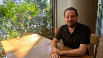 Αντρές Μοντέρο: «Η Κοκκινοσκουφίτσα σκοτώνει τον λύκο χωρίς τη βοήθεια του κυνηγού στην πρωτότυπη εκδοχή του παραμυθιού»