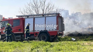 Καλύτερη η εικόνα της φωτιάς σε οικόπεδο στη Θέρμη Θεσσαλονίκης, δεν απειλούνται σπίτια