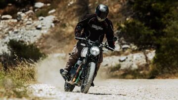 Δοκιμάζουμε τη νοσταλγική Royal Enfield Bear 650 - Πόσο κοστίζει στην Ελλάδα;
