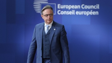Ο πρωθυπουργός του Βελγίου «κάρφωσε» τον Τραμπ με ατάκα για «κόκκινη κάρτα» μετά την παρέμβαση στη FIFA: «Όλοι ξέρουν πως δεν την παίρνεις πίσω»