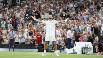 Wimbledon: Ασταμάτητος ο Τζόκοβιτς, λύγισε τον Οζέ-Αλιασίμ σε θρίλερ πέντε σετ και πάει στον Σίνερ, δείτε βίντεο