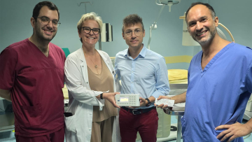 Ο δήμαρχος Μάνδρας έδωσε όλους τους μισθούς του 2025 για να δωρίσει στο Θριάσιο μηχάνημα για καρδιολογικές επεμβάσεις 
