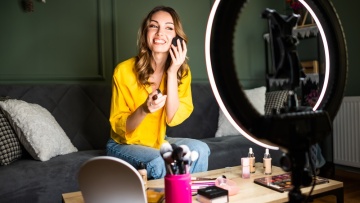 Influencer πλήρωσε €70.000 για αναρτήσεις χωρίς τιμολόγια: Οι 5 παγίδες φόρου που στήνει η ΑΑΔΕ