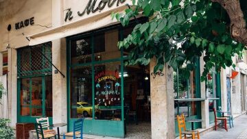 Το ιστορικό καφενείο «Η Μουριά» στα Εξάρχεια δεν κλείνει τελικά
