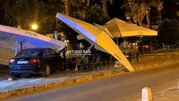 Αυτοκίνητο ανέβηκε στο πεζοδρόμιο και έπεσε σε τραπεζοκαθίσματα εστιατορίου στο Ναύπλιο