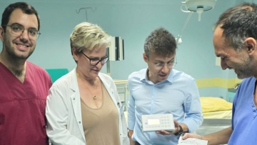 «Υπηρέτησα χρόνια εκεί, γνώριζα τις ανάγκες», λέει ο δήμαρχος Μάνδρας που έδωσε τους μισθούς ενός έτους για να αγοράσει στο Θριάσιο μηχάνημα για επεμβάσεις