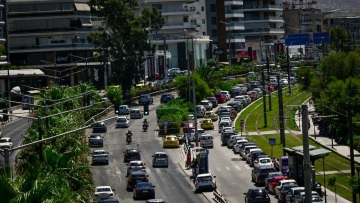 Τροχαίο στη Λεωφόρο Ποσειδώνος, με δυσκολία η κυκλοφορία στο ρεύμα προς Πειραιά
