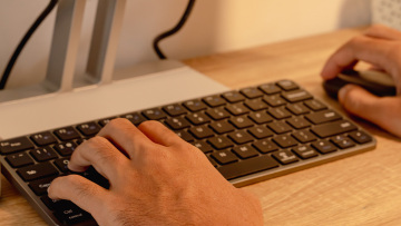 Ανατροπή στις Βρυξέλλες για το Chat Control: Το Ευρωπαϊκό Κοινοβούλιο δεν το μπλόκαρε και η μάχη μεταφέρεται στο Συμβούλιο
