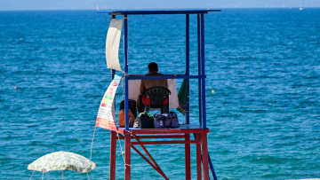 Ναυαγοσώστες επανέφεραν γυναίκα που ανασύρθηκε χωρίς τις αισθήσεις της σε παραλία στη Θεσσαλονίκη