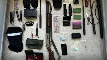 Πέντε συλλήψεις μετά από αστυνομικές επιχειρήσεις σε Αχαΐα και Ηλεία, βρέθηκαν καραμπίνα, γκλοπ, μαχαίρια