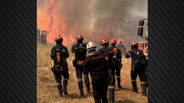 Οι Έλληνες πυροσβέστες επιχειρούν καθημερινά στα πύρινα μέτωπα της Νότιας Γαλλίας