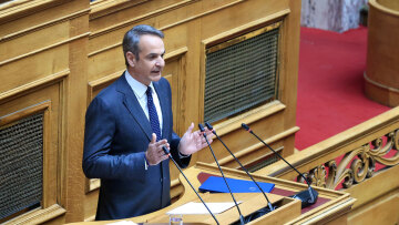 Μητσοτάκης στη Βουλή: Μείωση 10 λεπτών στη βενζίνη και 5 στο ντίζελ έως τέλος Αυγούστου μετά από συνεννόηση με τα διυλιστήρια