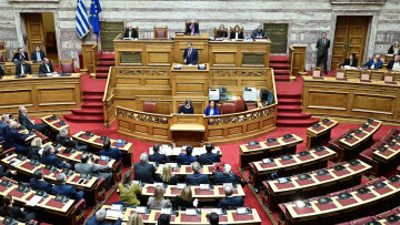 Βουλή: Live η Ώρα του Πρωθυπουργού με έρωτηση Ανδρουλάκη στον Μητσοτάκη για την ακρίβεια