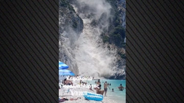 Κατολίσθηση στον Μύρτο της Κεφαλονιάς, βράχοι και χώματα κατέληξαν στην παραλία, δείτε βίντεο