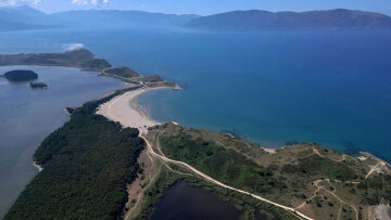 Καταζητούμενος για ναρκωτικά φέρεται να πλαστογράφησε τους τίτλους για το θέρετρο Κούσνερ στην Αλβανία: Λέει ότι του ανήκει η γη από την... Οθωμανική Αυτοκρατορία
