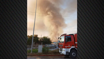 Λάρισα: Βελτιωμένη η εικόνα από τη μεγάλη φωτιά σε μονάδα ανακύκλωσης, συνεχίζεται η μάχη της Πυροσβεστικής