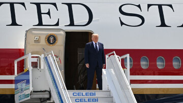 «Πόλεμος» Τραμπ - New York Times: Τέσσερις δημοσιογράφοι στα δικαστήρια, μετά το ρεπορτάζ για κενά ασφαλείας στο νέο Air Force One που του δώρισαν οι Καταριανοί