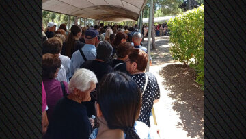 Ουρές πιστών στη Σουρωτή για τα 32 χρόνια μετά την κοίμηση του Αγίου Παΐσίου, δείτε βίντεο