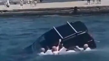 Η στιγμή που δόκιμοι της ιταλικής Στρατιωτικής Ακαδημίας σώζουν οδηγό από όχημα που βυθίζεται στην Τεργέστη