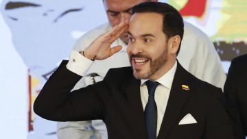 «Θα ορκιστώ σε στρατόπεδο»: Ο νέος πρόεδρος της Κολομβίας αψηφά τον απερχόμενο και ανεβάζει την πολιτική ένταση