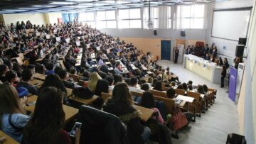 Δημογραφικό: Απαραίτητη η άμεση θεσμοθέτηση ελεύθερων μεταγραφών στα πανεπιστήμια για πολύτεκνες και τρίτεκνες οικογένειες