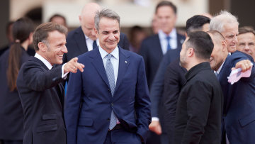 Στο Παρίσι ο Μητσοτάκης: Η σύνοδος για την Ουκρανία, το δείπνο με τον Μακρόν στο Ελιζέ και η παρέλαση σήμερα για την εθνική γιορτή της Γαλλίας
