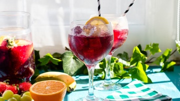 Tinto de Verano: Το παραδοσιακό ισπανικό καλοκαιρινό cocktail που συναγωνίζεται επάξια τη Sangria
