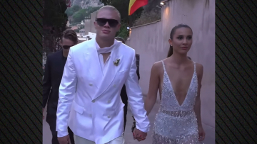 O Χάαλαντ σε εκδήλωση της Dolce & Gabbana με φόντο το Ιόνιο και μεταξωτό κοστούμι, δείτε βίντεο