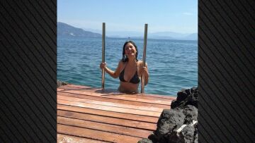 Η Μάγκι Τζίλενχαλ ανέβασε φωτογραφίες από τις διακοπές της στην Κέρκυρα και μοιράστηκε το «μυστικό» της Τζάκι Κένεντι με το βούτυρο του νησιού