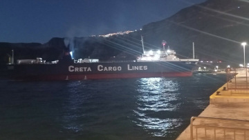 Εμπορικό πλοίο παλεύει να δέσει σε λιμάνι της Σαντορίνης, έχει κολλήσει η άγκυρά του, δείτε βίντεο