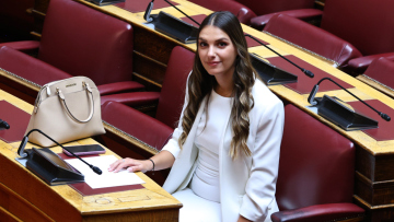 Ορκίστηκε βουλευτής του ΣΥΡΙΖΑ και ανεξαρτητοποιήθηκε αμέσως η Μυρτώ Κοροβέση
