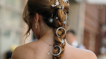 Hair Inspo: Οι πλεξούδες συνεχίζουν να είναι το αγαπημένο μας καλοκαιρινό χτένισμα
