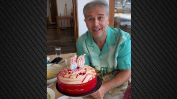 Ο Αλέξανδρος Μπουρδούμης έκλεισε τα 50 και έσβησε τούρτα με τη Λένα Δροσάκη και τον γιο τους, δείτε βίντεο