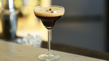 Espresso Martini: Πώς ένα κοκτέιλ με καφέ βρέθηκε ξανά στην κορυφή